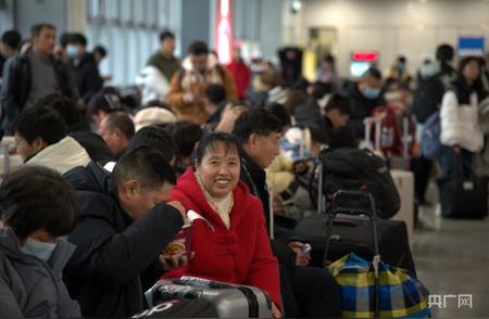 春运路上的暖心之旅：跟随上海务工团体专列一起回家过年