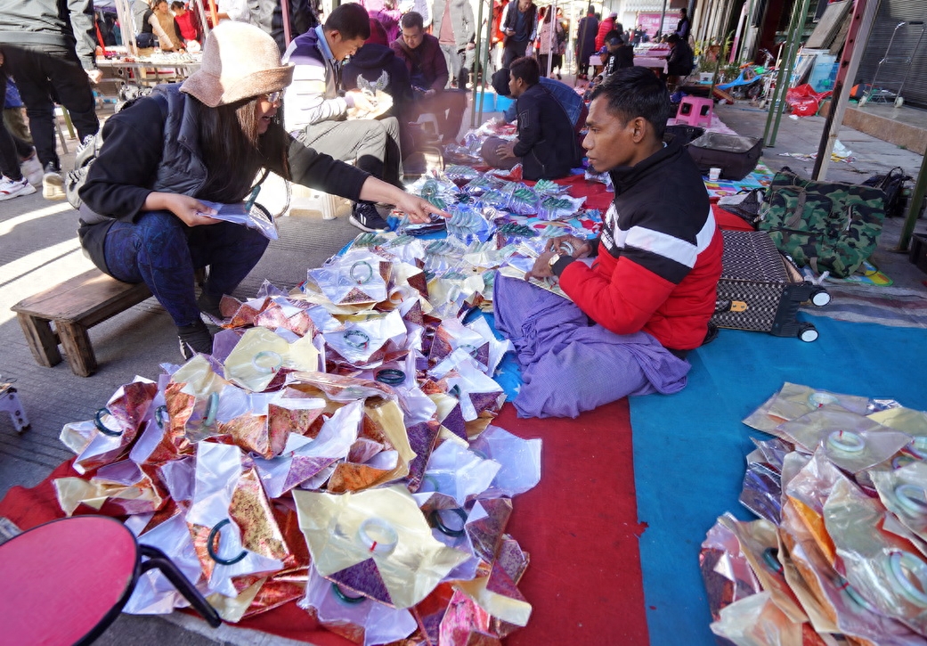 玉器市场淘宝：线装书与鸡血石，腾冲是淘古书好地方，看看我收获