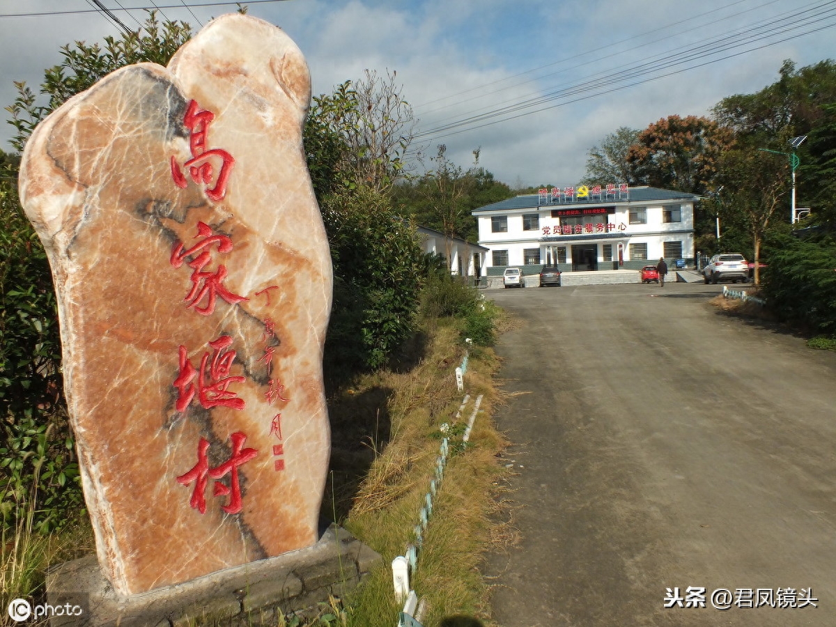 湖北宜昌：三峡奇石摆在公路边售卖 石头变成“金元宝”